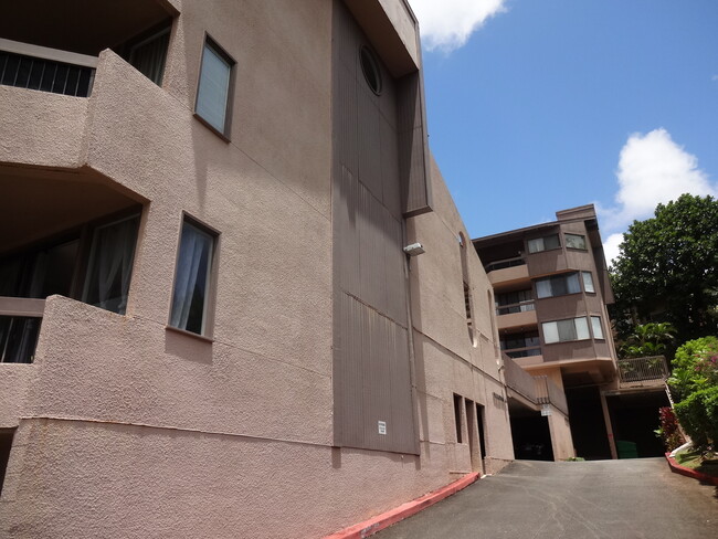 Building Photo - Quiet Mountain View Unit $2,900 2bd, 2ba, 2park; 3rd floor walk up