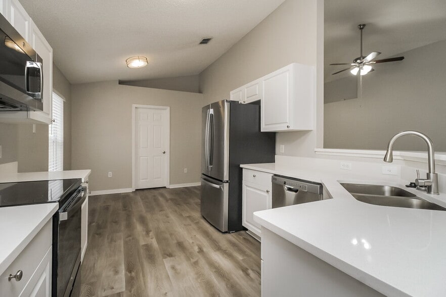 Building Photo - 932 Vanderbilt Dr