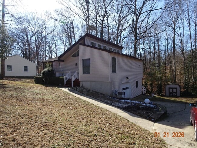 Building Photo - 4 bedrooms 2.5 bathrooms Single Family Home for Rent
