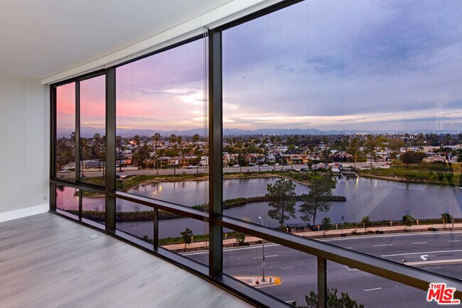Building Photo - 4265 Marina City Dr