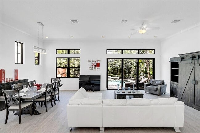 Building Photo - 8436 Via Vittoria Way