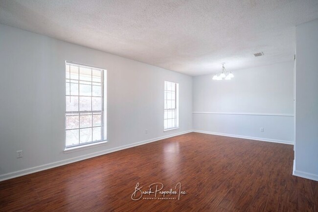 Building Photo - 7811 Woodpointe Dr