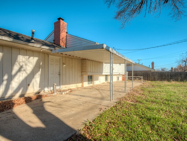 Building Photo - 2520 SW 68th St