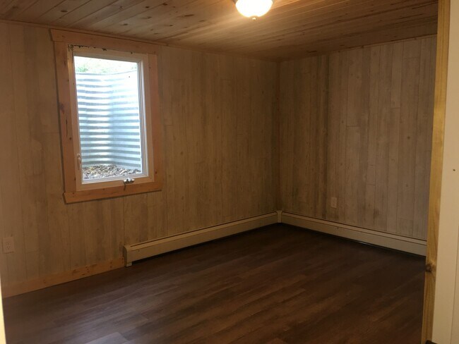 Building Photo - 4 Bed 2 Bath Duplex