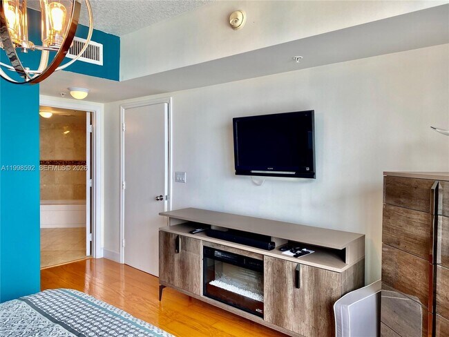 Building Photo - 16699 Collins Ave