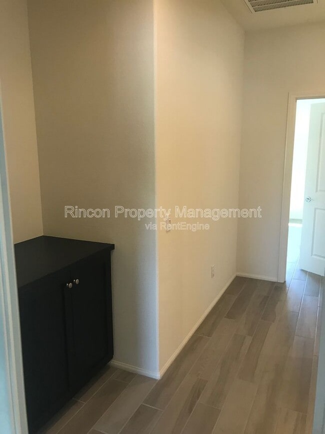 Building Photo - 581 Pioneer St