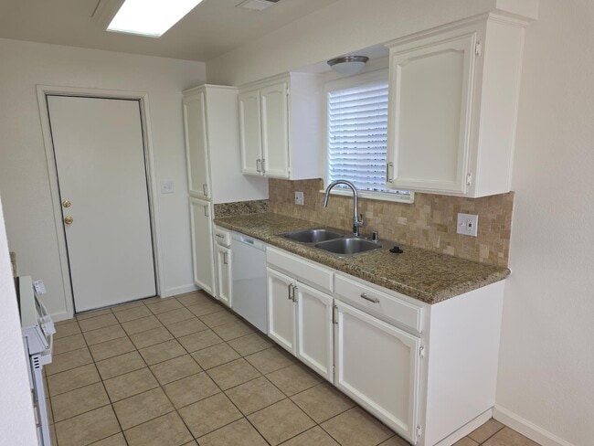 Building Photo - 4951 E Fillmore Ave