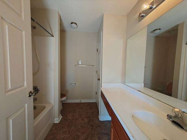 Building Photo - Rent Ready 3 Bedroom 2.5 Bath | South Memphis