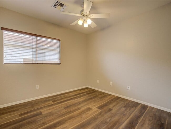 Building Photo - 4 Bedroom 2 Bathroom