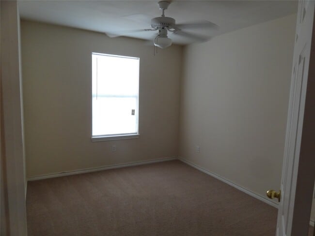 Building Photo - 1550 Village Way Dr