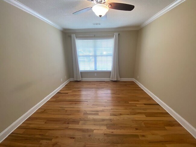 Building Photo - Updated 3 bed 2 bath house