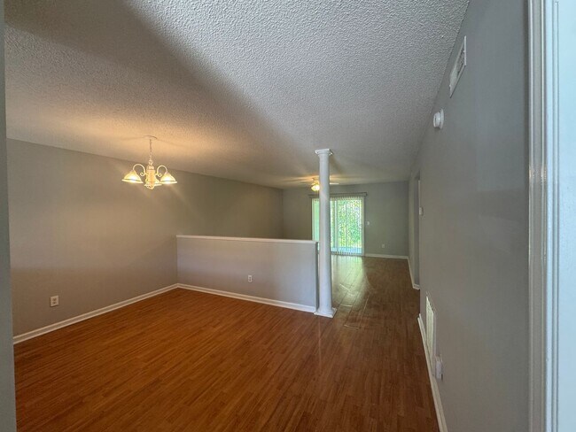 Building Photo - ~~HORTON PLACE ~~ FIRST FLOOR CONDO ~~
