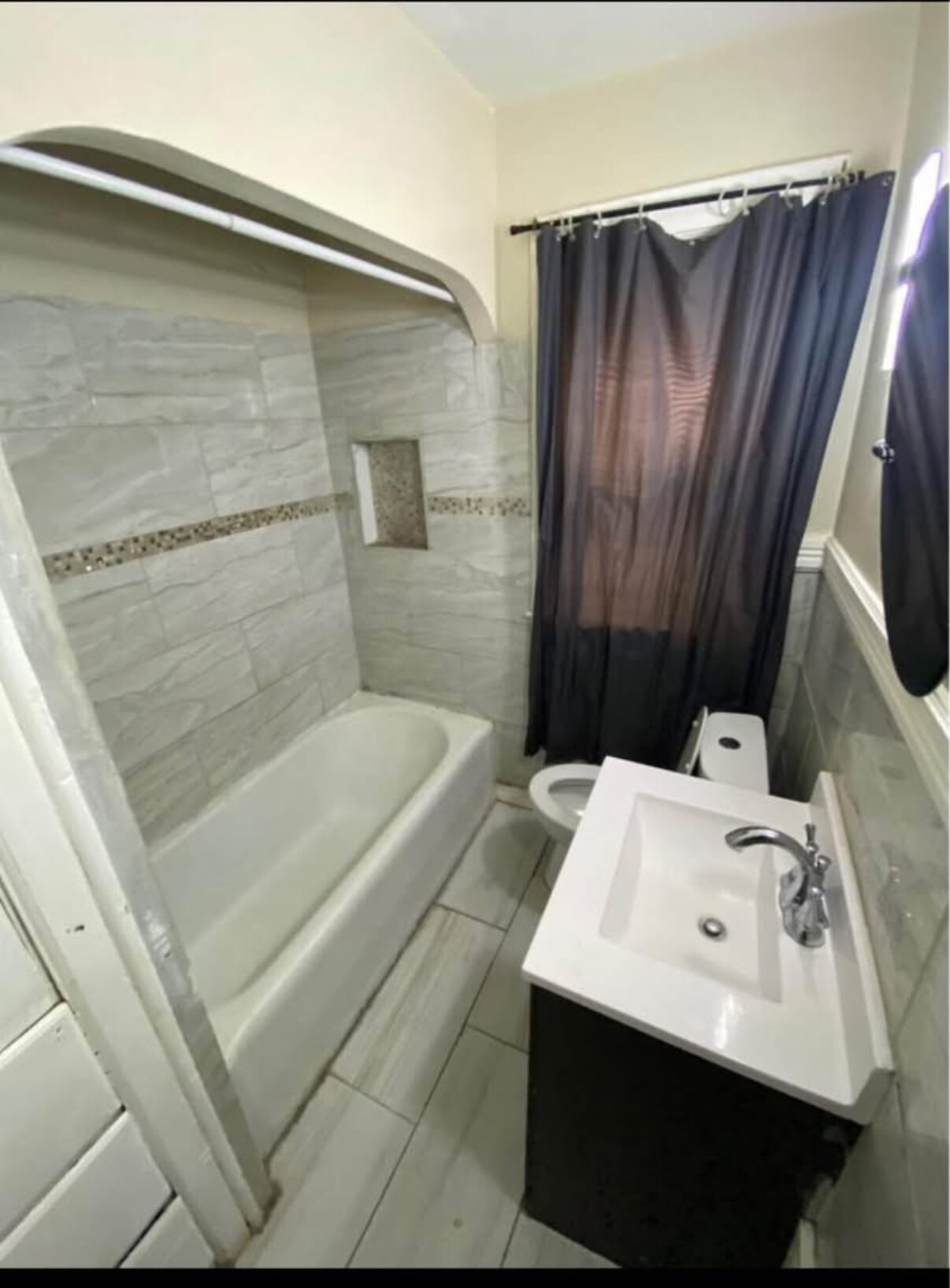 Building Photo - 9209 Pinehurst St