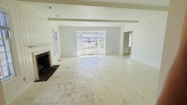 Building Photo - 124 W Crystal Lake Ave