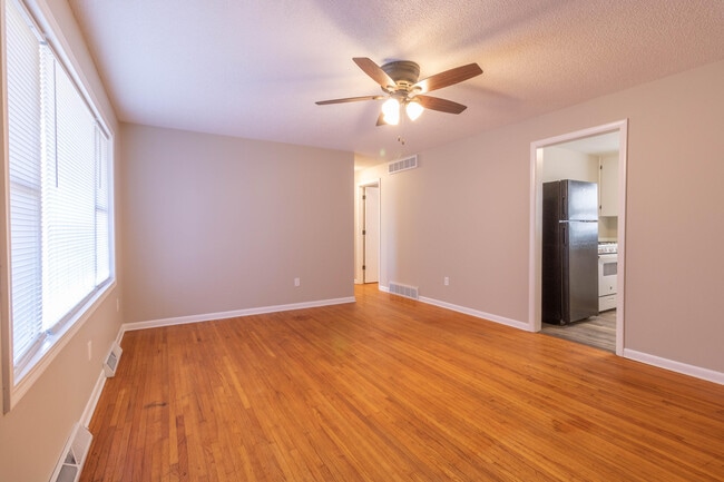 Building Photo - 2405 E Willowbrook