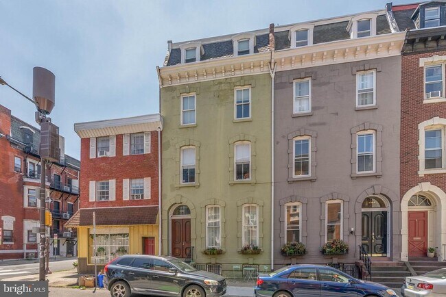 Building Photo - 2302 Spruce St