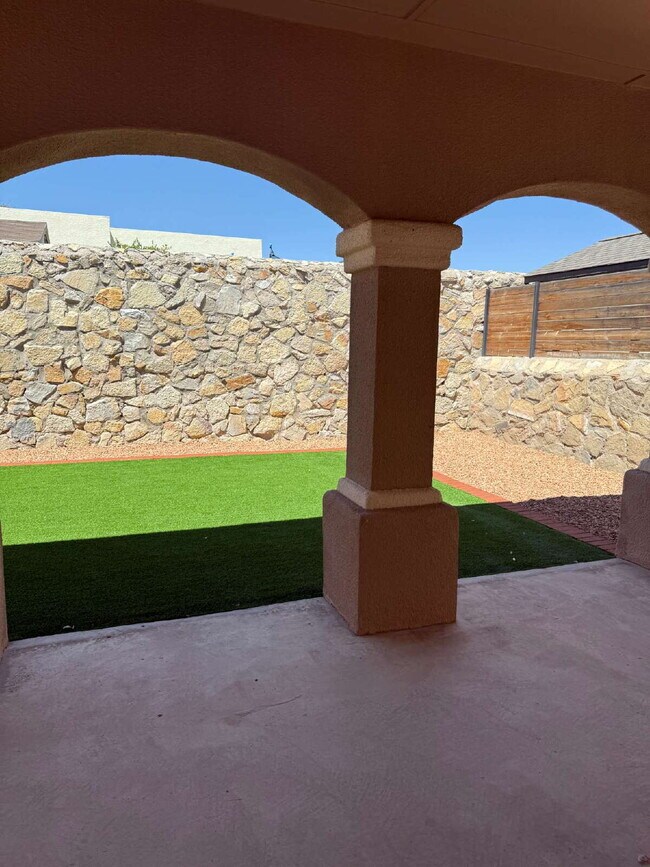 Building Photo - "Spacious 4-Bedroom Oasis with Granite Kit...