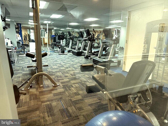 Building Photo - 200 Lombard St