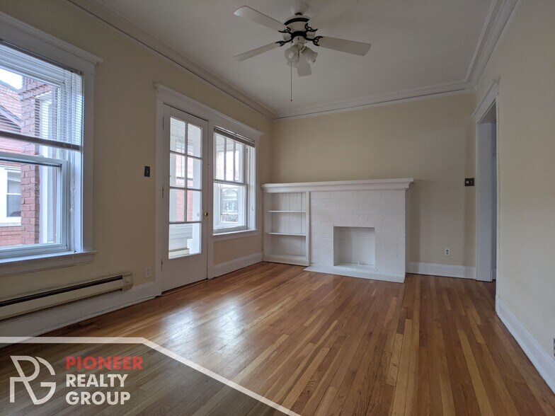 Building Photo - 4433 N Wolcott Ave