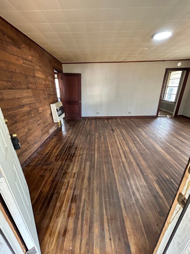 Building Photo - 102 E Charlotte Ave