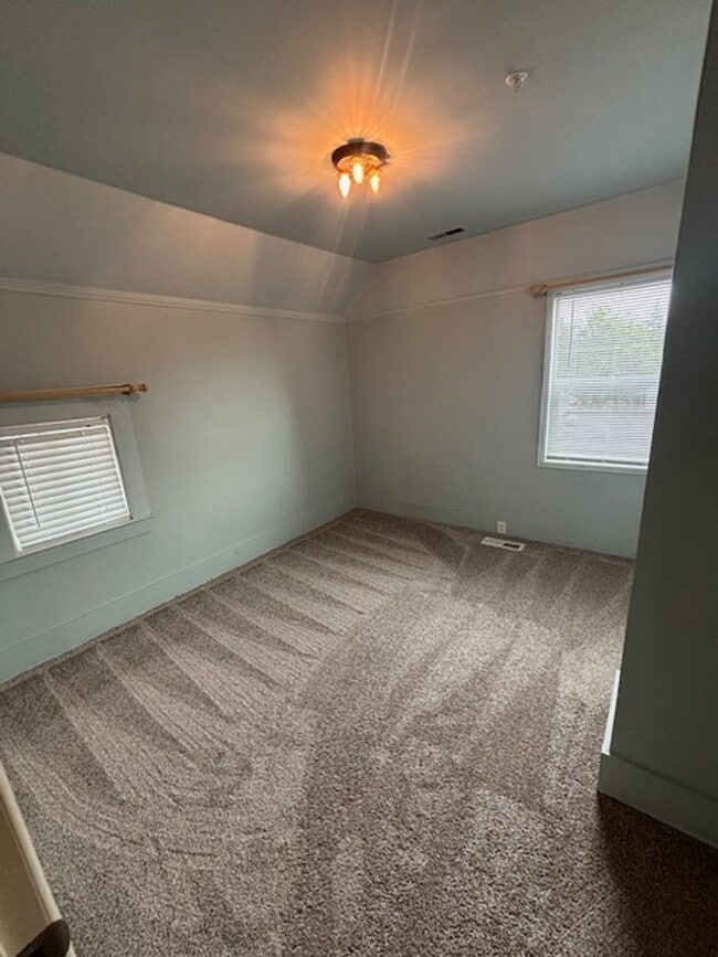 Building Photo - 2 Bedroom 1 Bath Apt in Newberg