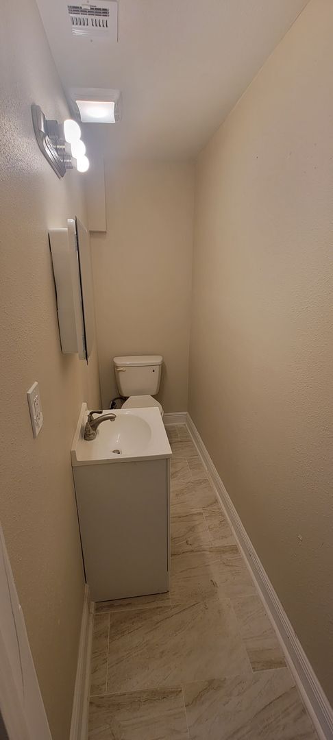 Building Photo - Newly Renovated 4 BEDROOM SINGLE FAMILY HOME