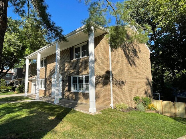 Building Photo - 2542 N Wakefield St
