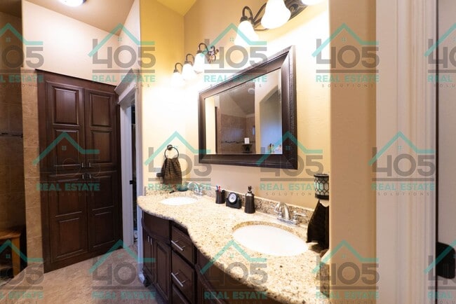 Building Photo - 3 Bedroom/3 Bathroom with bonus space in OKC