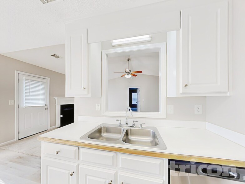 Building Photo - 208 Ravenwood Ct