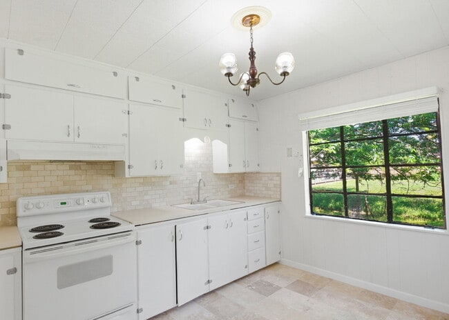 Building Photo - "Charming 2-Bedroom Retreat with Full Bath in the Heart of Castroville!"