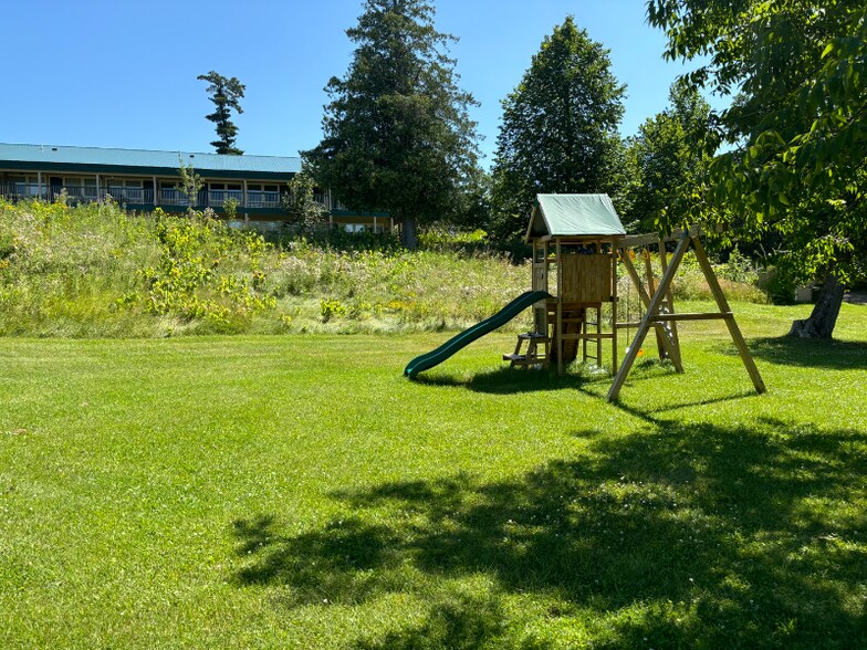Building Photo - 400 Quadna Rd