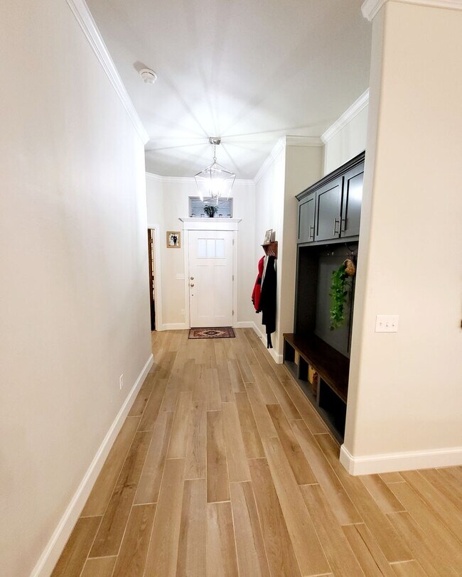 Building Photo - You Could Call This Beautiful 4-Bed, 2-Bat...