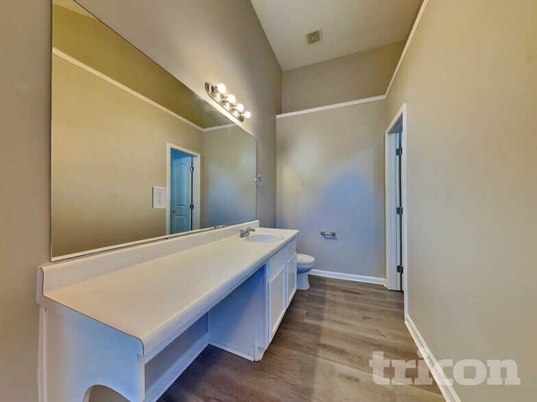 Building Photo - 7632 McGillicuty Dr