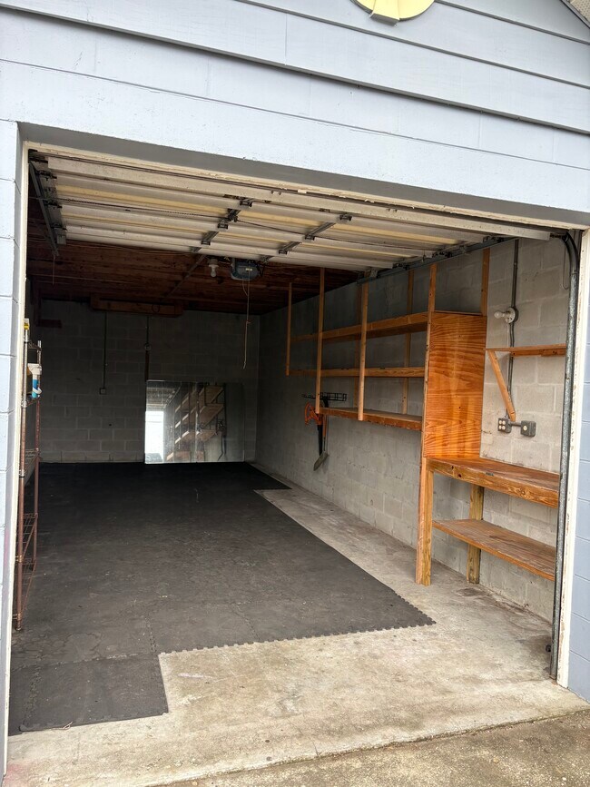 Building Photo - 611 E Edgewood Dr