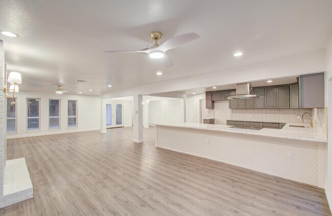 Building Photo - 523 Brandon Rd