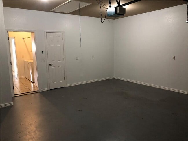 Building Photo - 3204 SW Windrift Ave