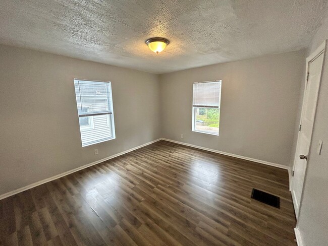 Building Photo - E. WALNUT HILLS - Cute 2 bed in upper of 2...