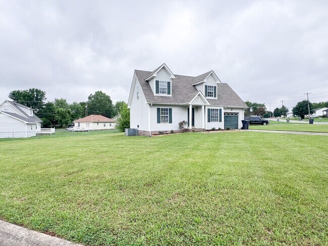 Building Photo - 3 Bedroom 2 Bathroom Home located on a cor...