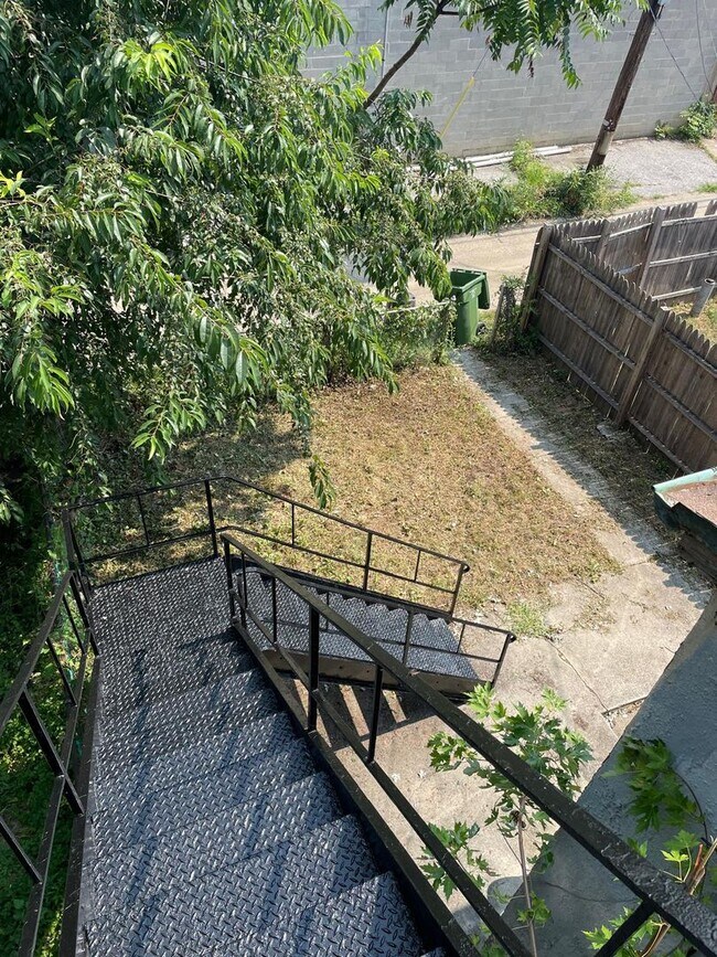 Building Photo - 3840 Dolfield Ave