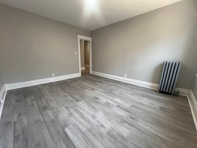 Building Photo - 376 Riverway
