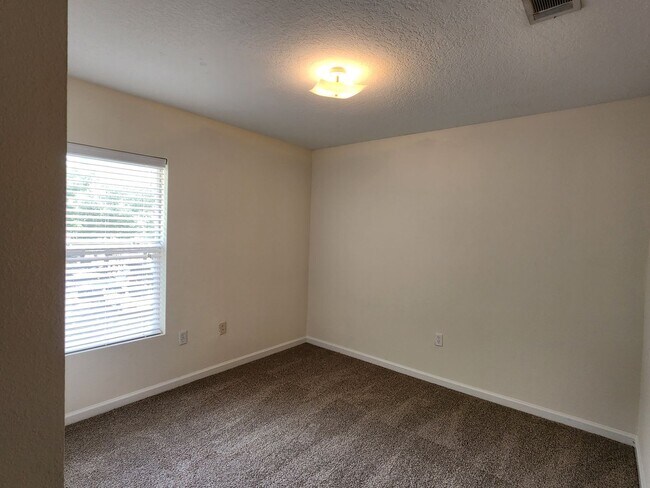 Building Photo - West Side - 3/2 Upstairs Manotak Oaks Condo