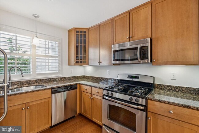 Building Photo - 4149 S Four Mile Run Dr