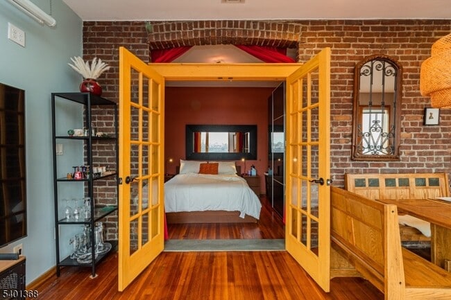 Building Photo - 152 Pine St