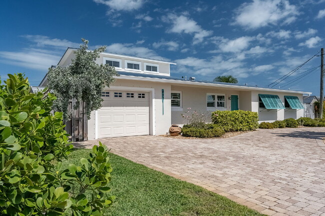 Building Photo - Gorgeous deep water canal front home