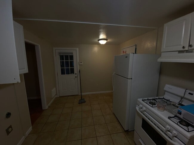 Building Photo - Gorgeous 2 bedroom1 bathoom mid-centutry r...