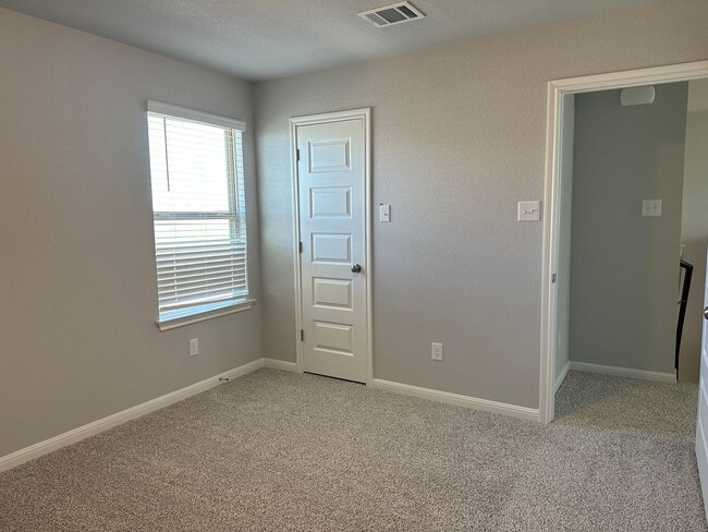 Building Photo - $500 OFF FIRST MONTHS RENT