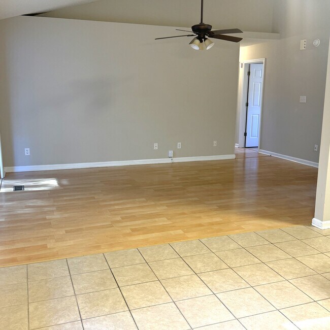 Building Photo - 961 Castlewood Dr