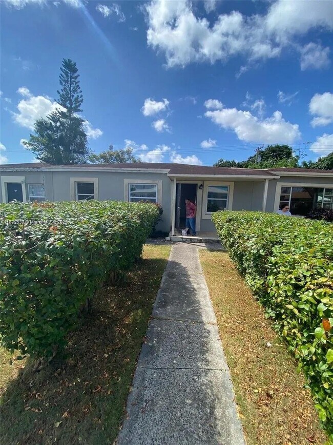 Primary Photo - 10470 SW 172nd St