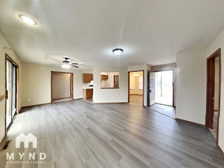 Building Photo - 2527 W Buena Vista St