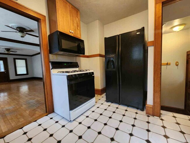 Building Photo - Character Home in NICE Neighborhood